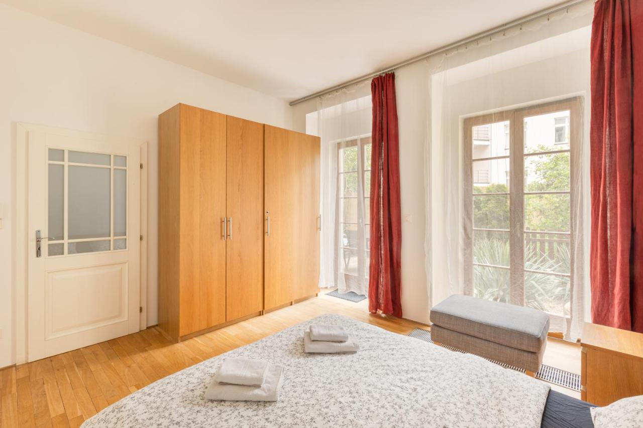City Centre Garden Apartment With Parking Prag Dış mekan fotoğraf